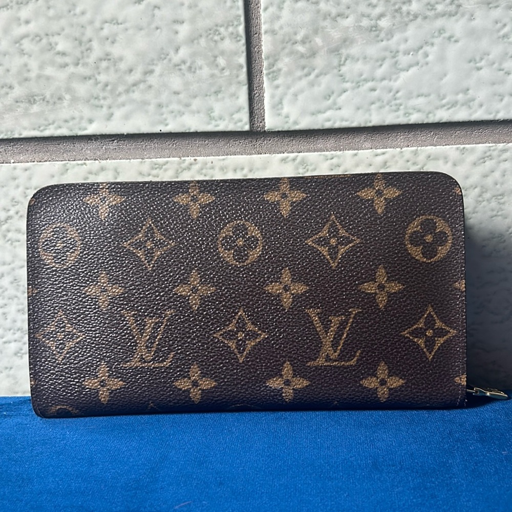 Authentic Louis Vuitton Long Zippy Wallet. In excellent, like-new condition!